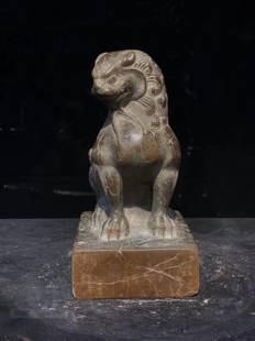 青石    案头狮  规格：高24*长14*宽12公分