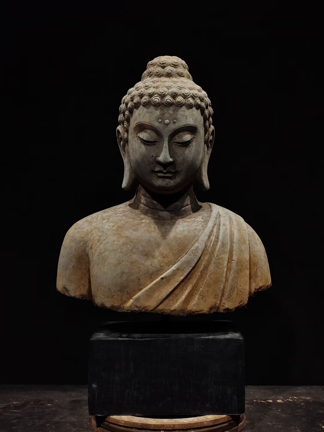 【庄重肃穆·半身佛造像】  清早期   尺寸高约60，造像头发高鬆