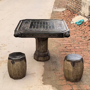 石雕象棋桌一套，中间刻有