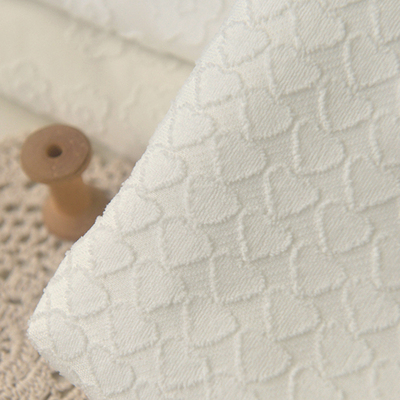 米白满幅心形黄花瓣针织