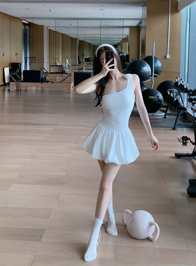 Byu run 新款单肩花朵带胸垫背心瑜伽套装女高腰蓬蓬半身裙两件套