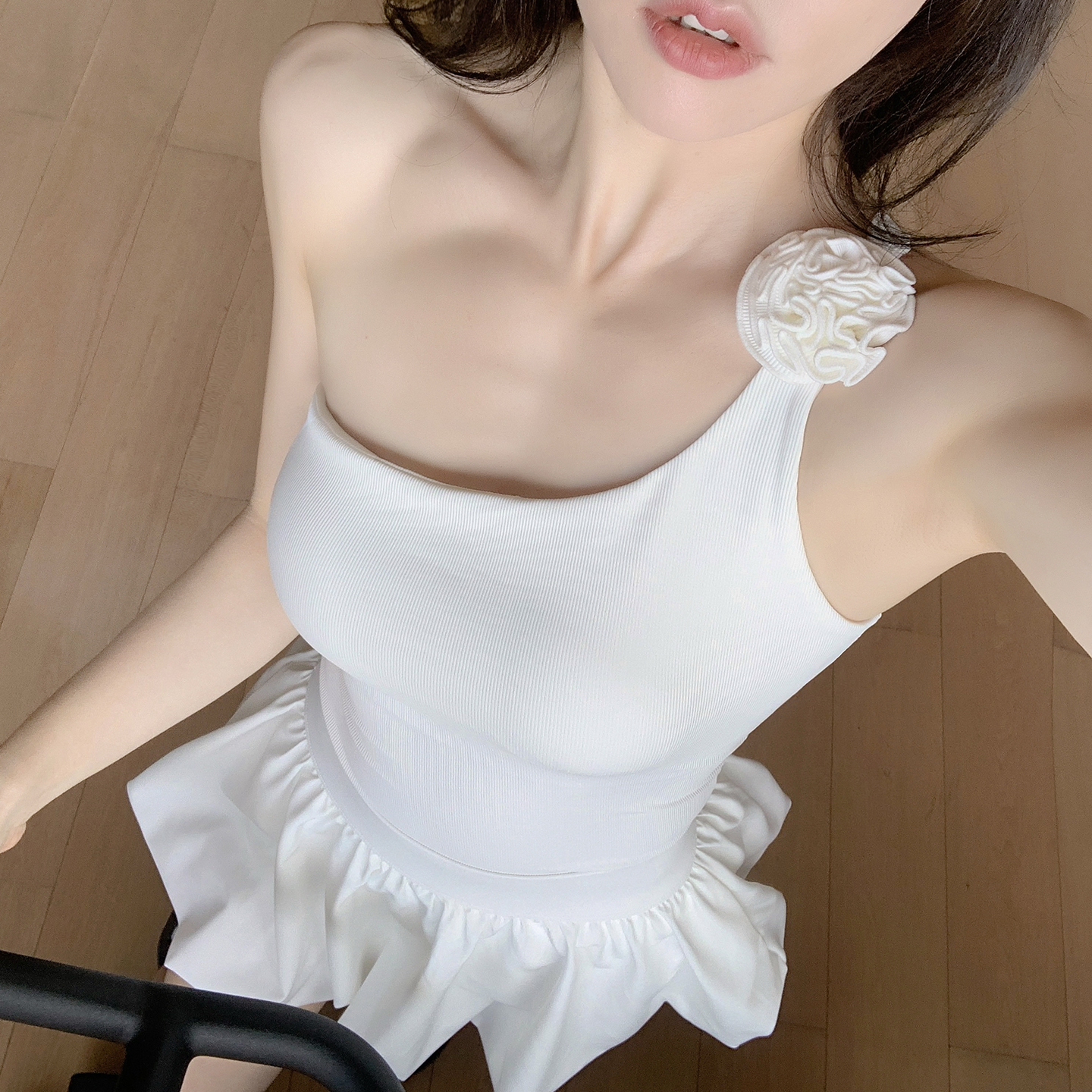 Byu run 新款单肩露肩花朵斜肩瑜伽背心女带胸垫一体式运动服上衣