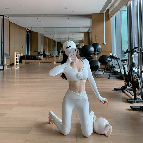 Byu run 新款胸前花朵短款长袖T恤瑜伽套装女V字腰瑜伽长裤两件套