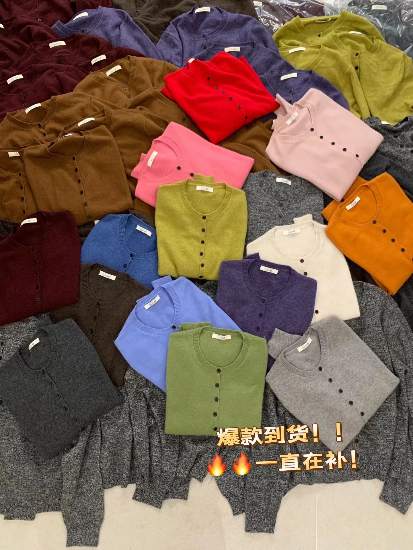 欧洲站2025秋冬新款单排错扣圆领开衫羊绒毛衣女显瘦套头亮色开衫