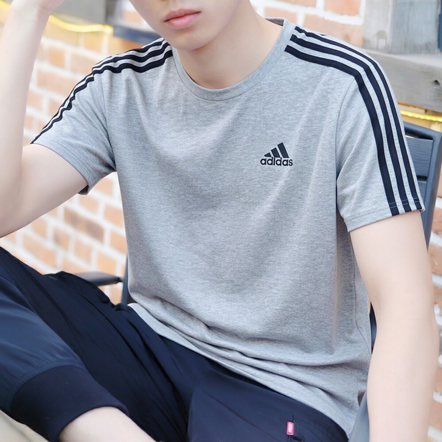 阿迪达斯灰色短袖男夏季新款半袖宽松透气三条杠运动上衣纯棉T恤
