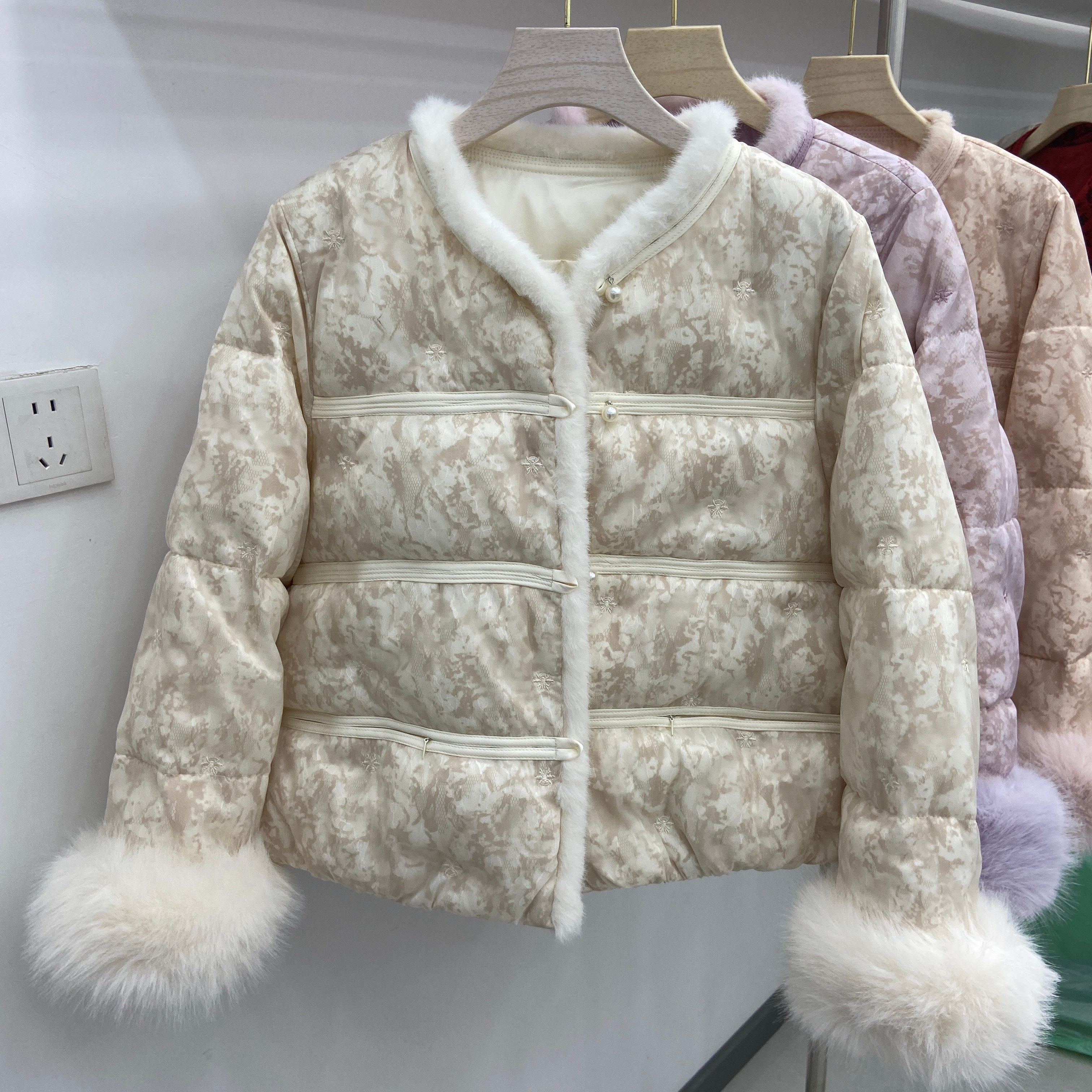 新中式国风毛毛拼接提花羽绒服女短款高级感宽松减龄圆领保暖外套,女装/女士精品,羽绒服,淘宝优惠券,粉丝福利购,淘宝优惠卷