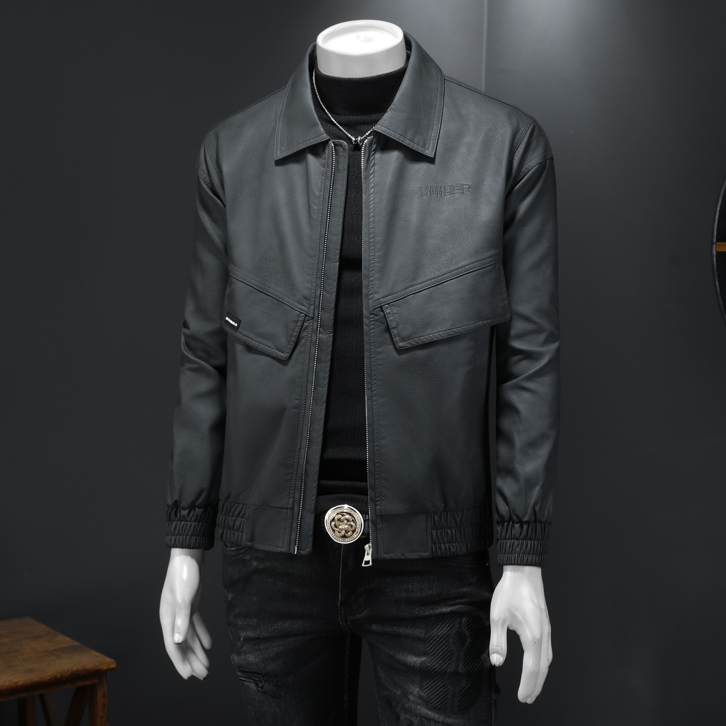 2025新款男皮衣翻领刺绣秋冬机车服QT212-货号6858-P160假模图，男装皮衣，钱塘2010A