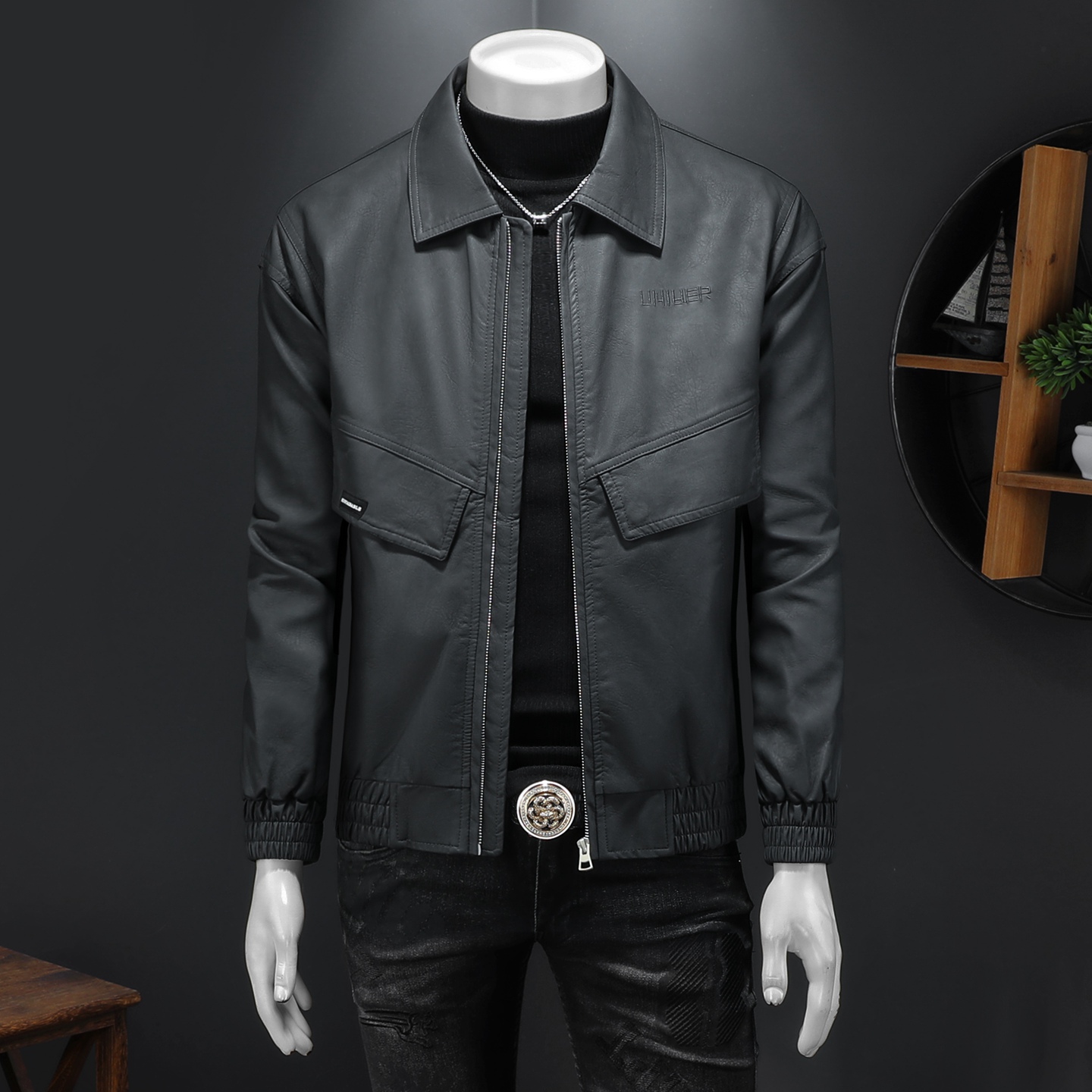 2025新款男皮衣翻领刺绣秋冬机车服 QT212-货号6858-P160 假模图，男装皮衣，钱塘2010A