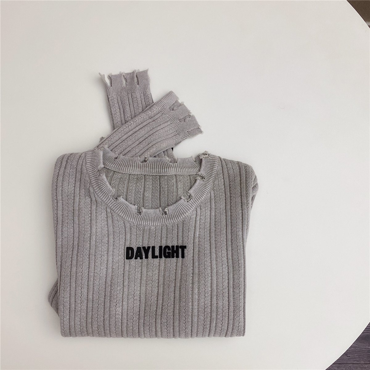 小众立体胶印小字母长袖圆通套头麦穗纹竖条正肩针织衫领口割破秋