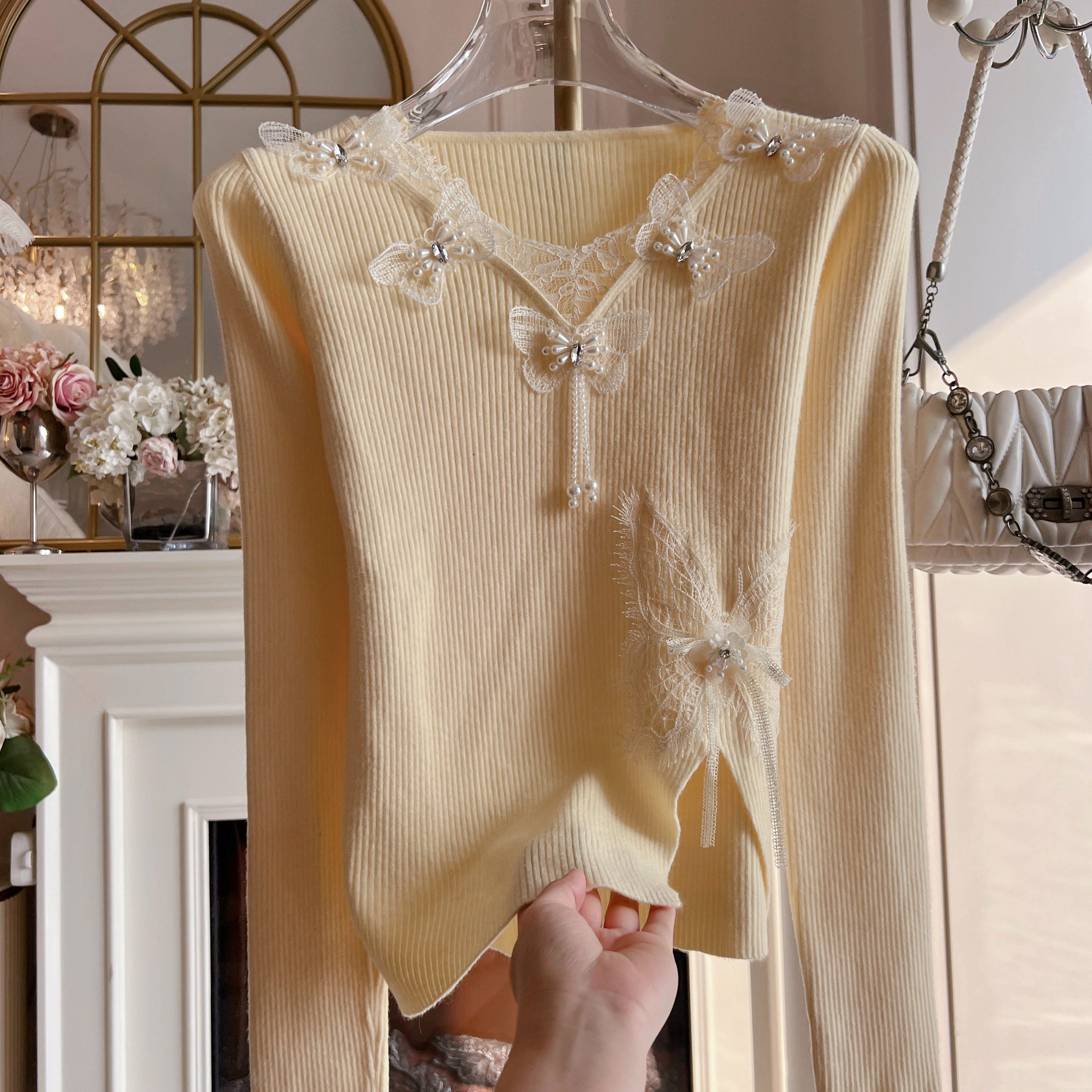 2025年冬季新款内搭打底衫上衣女装重工镶钻蝴蝶v领宽松针织衫潮