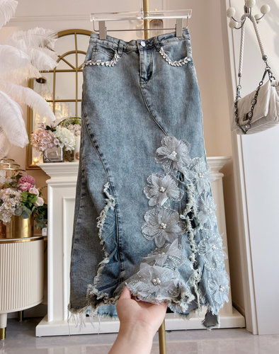 2026年春夏重工镶钻牛仔半身裙女装高腰显瘦设计感开叉不规则短裙