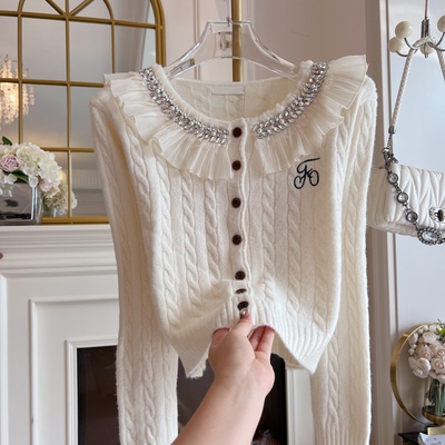 2026年秋冬新款麻花针织开衫女装重工镶钻荷叶边设计时尚毛衣外套