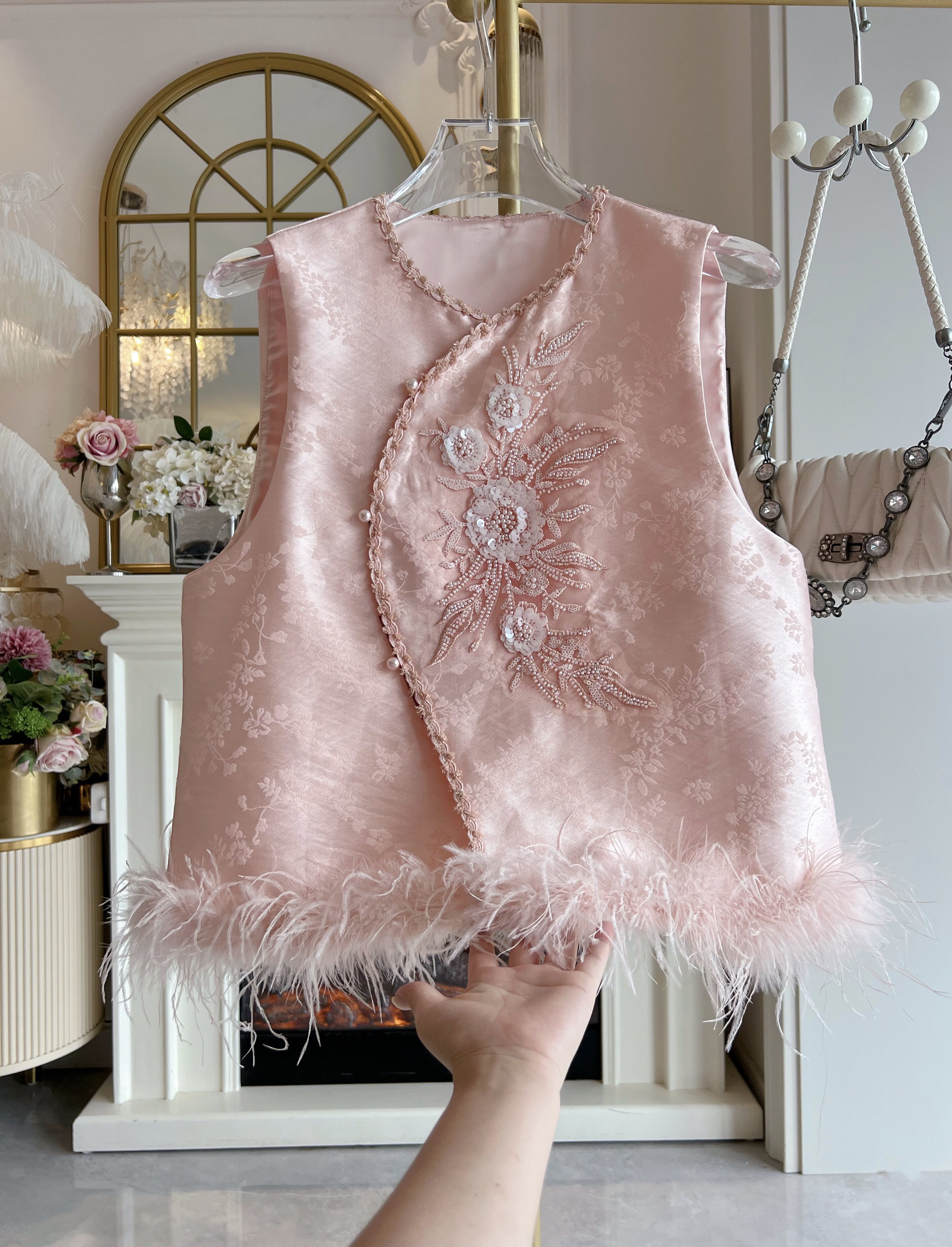 新中式国风刺绣马甲背心女2025年秋冬镶钻无袖鸵鸟毛粉色马夹外套