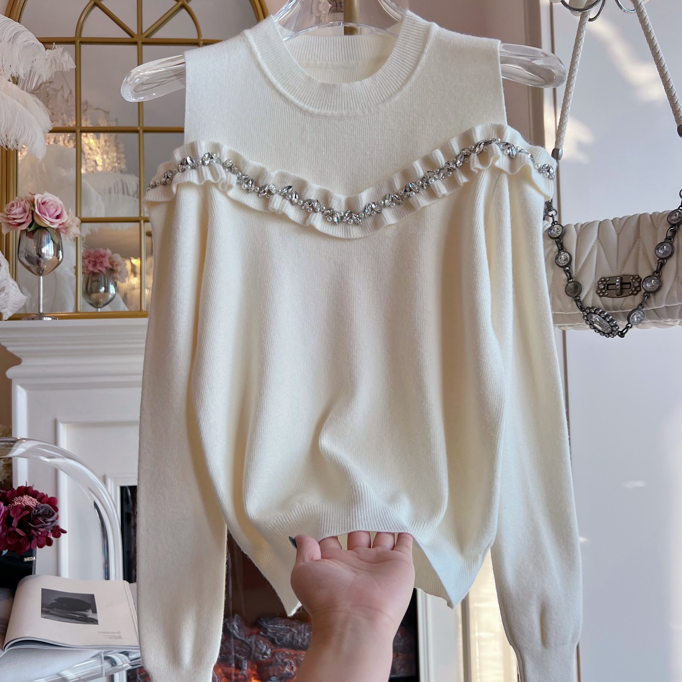 甜美小心机露肩白色针织衫女装2025年秋冬新款重工镶钻荷叶边毛衣