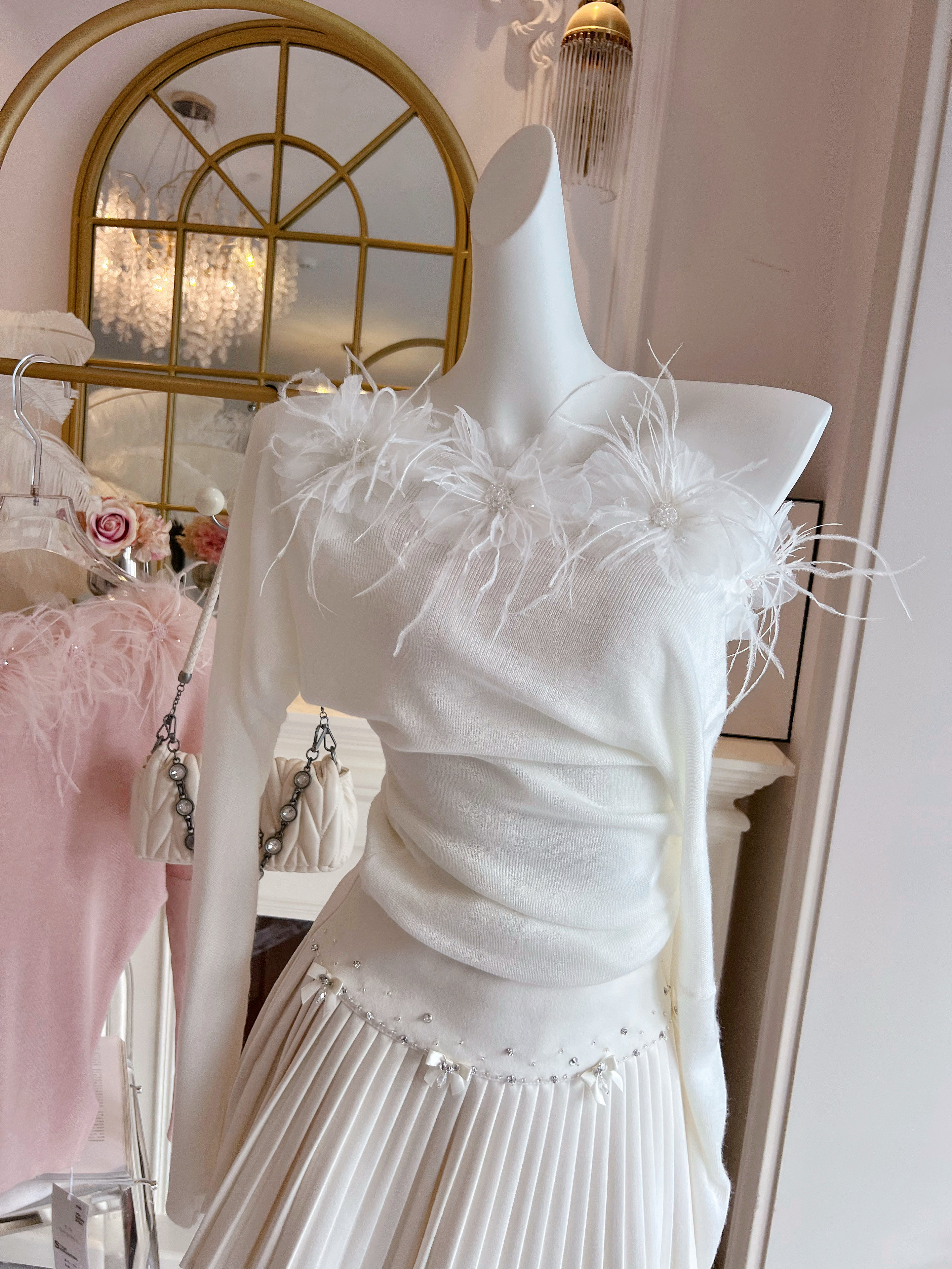 法式小众甜美针织衫女装2025年秋冬一字肩镶钻羽毛慵懒蝙蝠袖毛衣