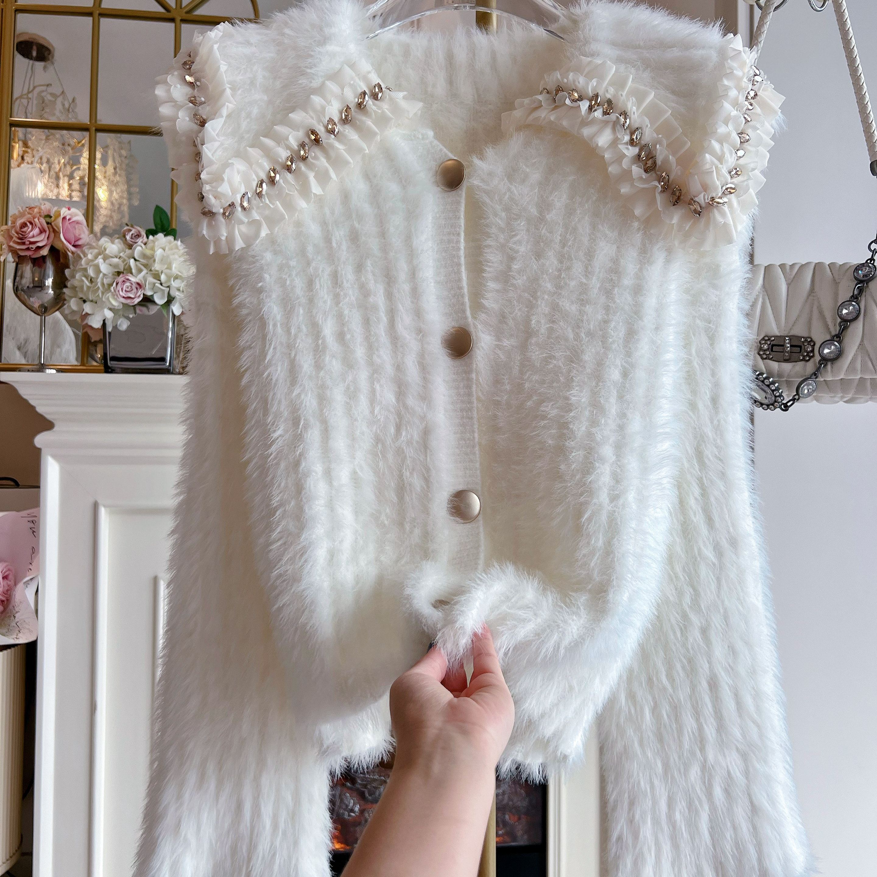 水貂绒加厚短外套女装2025年秋冬单排扣荷叶边镶钻翻领喇叭袖毛衣