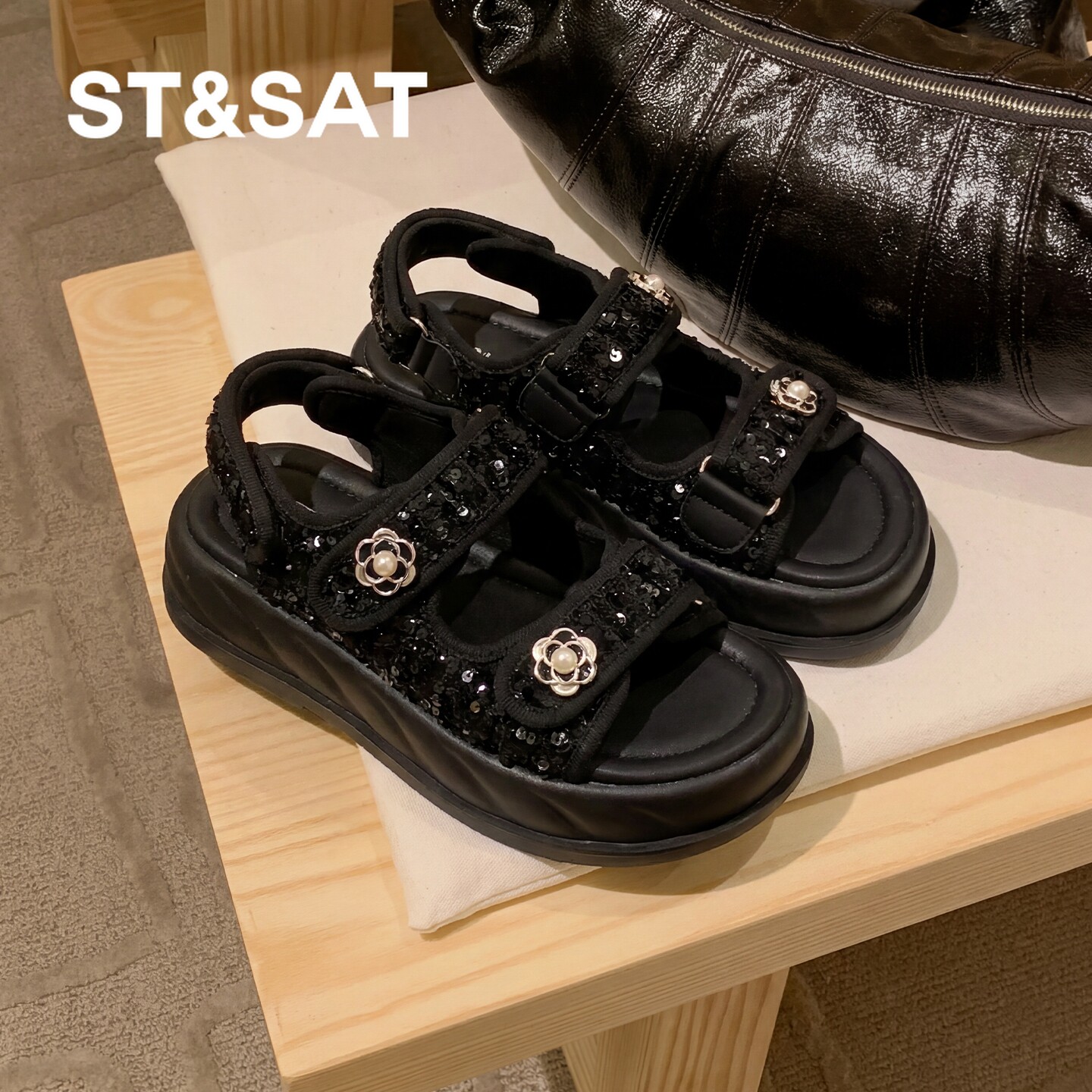 星期六厚底凉鞋女夏季款黑色亮片花朵装饰一字带松糕底休闲沙滩鞋