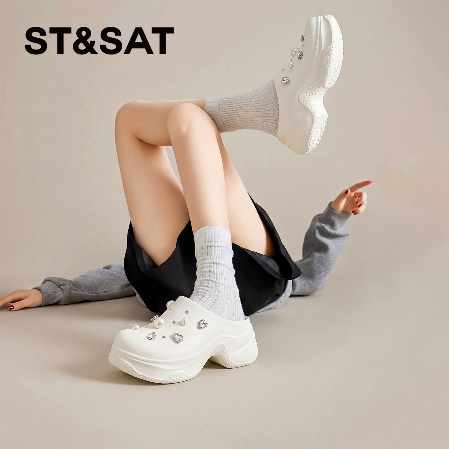 星期六云朵洞洞鞋女款2026新款夏超火防滑软底厚底外穿运动凉鞋子