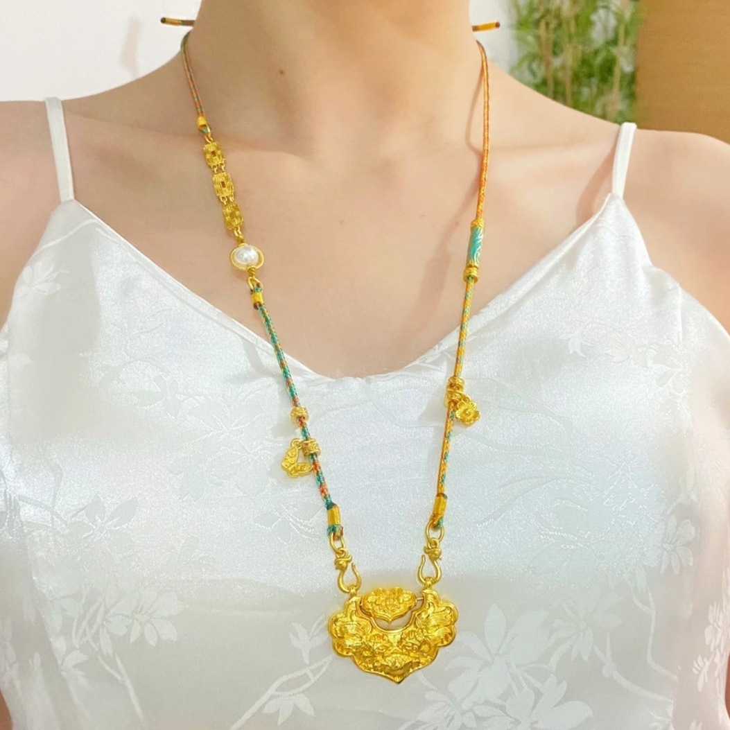 古法沙金錾刻如意双鱼锦鲤锁编绳项链莲花蝴蝶可转动长命锁毛衣