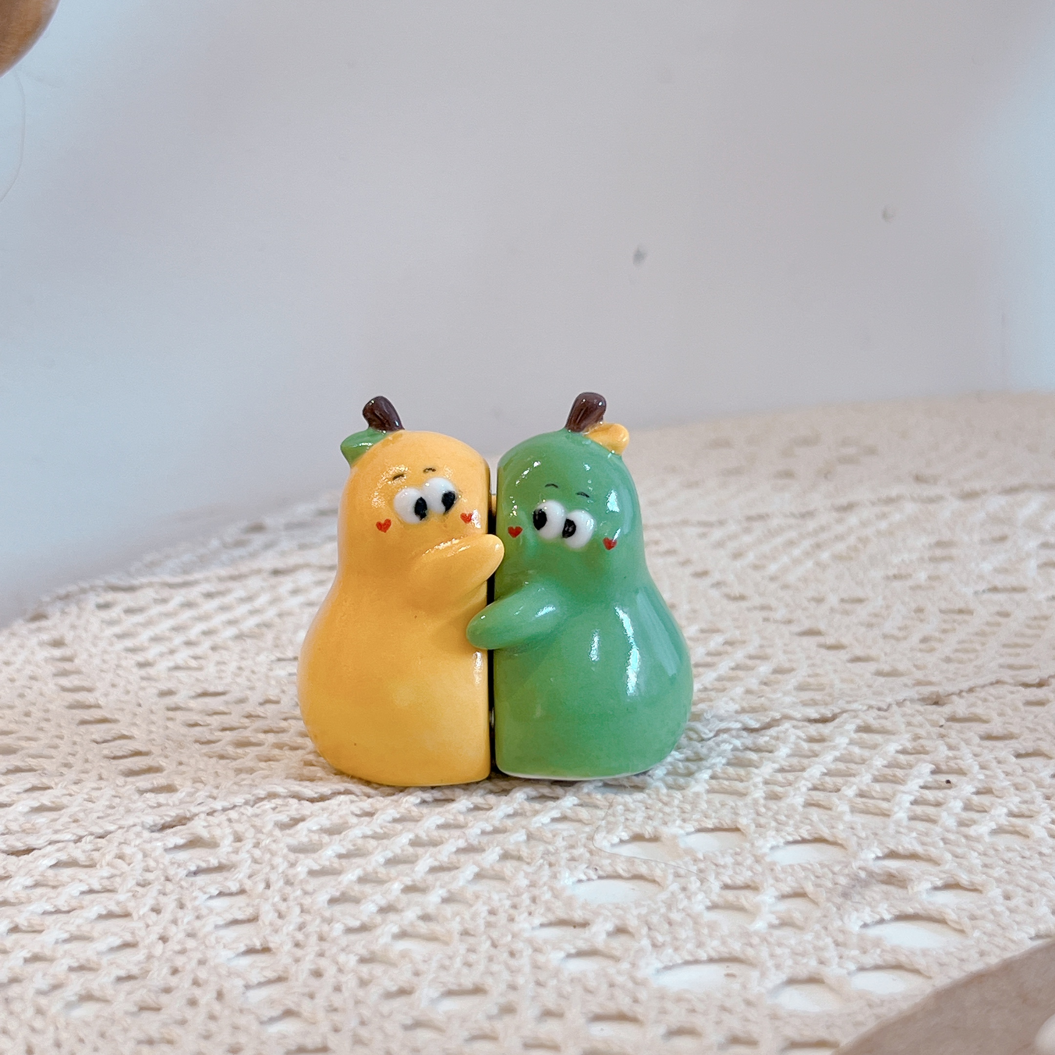 陶瓷釉下彩手绘摆件- 永不分梨