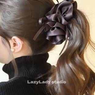 高货 气质竖夹半扎发盘发夹子女 光泽感缎面褶皱花苞感丝带香蕉夹