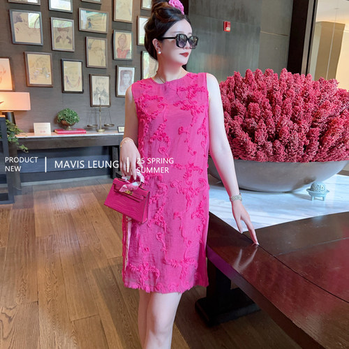 MAVIS LEUNG “玫”你不行 夏日蔓越莓立体盘花雪纺直筒连衣裙