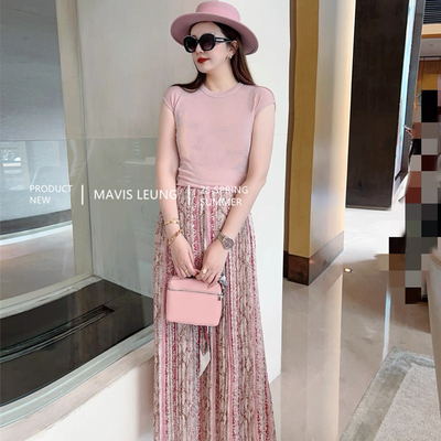 MAVIS LEUNG 波西尼亚度假感 淡雅粉后抽绳上衣+蛇纹拼色百褶半裙