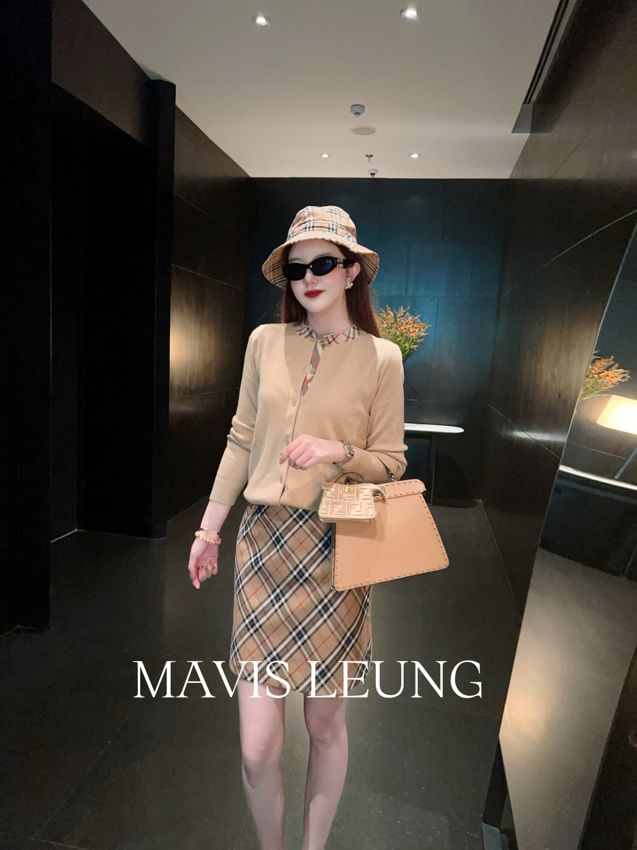 MAVIS LEUNG 时髦知识分子风 英伦经典格纹针织开衫+半身裙
