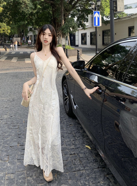 法式洋气深V领吊带连衣裙女春季新款性感时尚蕾丝显瘦A字裙长裙子