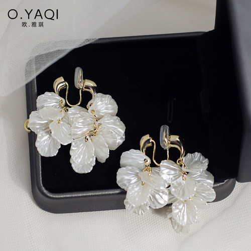 甜美气质白色贝壳花瓣蚊香盘耳夹