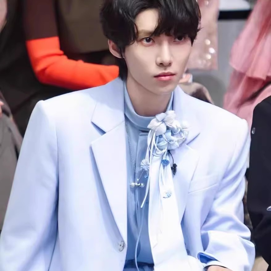 明星同款浅蓝色领花高端西服套装