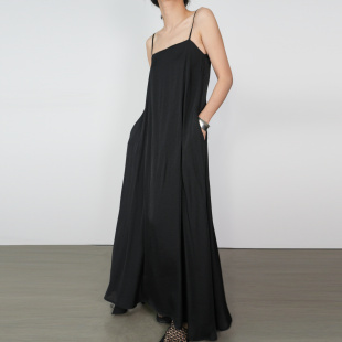 尢系UXI 加腰带 极简风黑色吊带连衣裙女夏宽松双层大摆及地长款