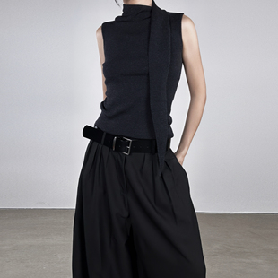 尢系UXI 斜裁露肩吊带背心女 2025早秋复古设计感飘带围脖式