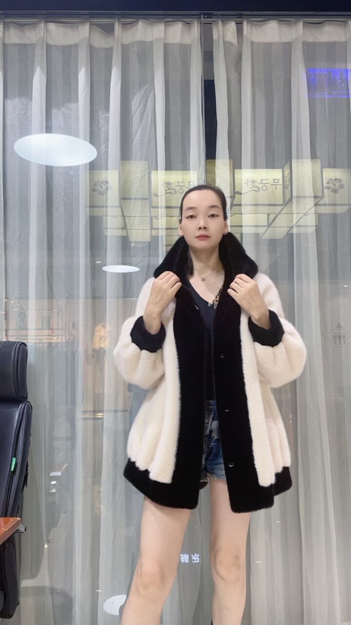个写2025新款外套女宽松连帽环保米兰貂欧貂绒时尚拼接中款