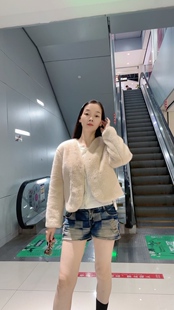 2025新款皮草外套女短款小香风环保米兰貂欧貂绒V领时尚小款