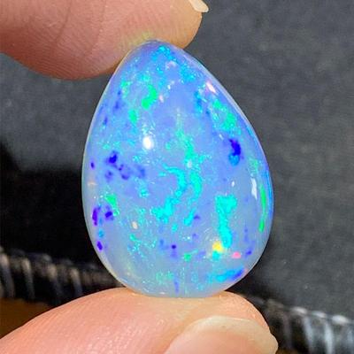 大克拉天然白欧泊10.03ct 火彩饱满绚丽色彩斑斓灵动飘逸性价比高