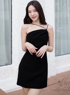 【泰国代购】设计师设计 Calico 斜肩气质优雅吊带无袖连衣裙短裙