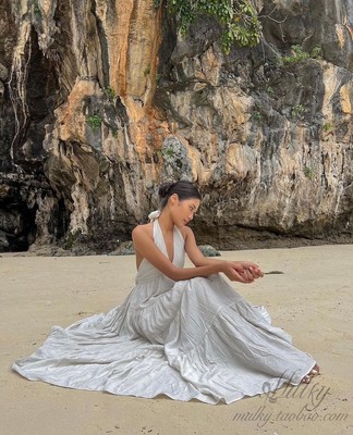 挂脖显瘦度假V领露背连衣裙长裙