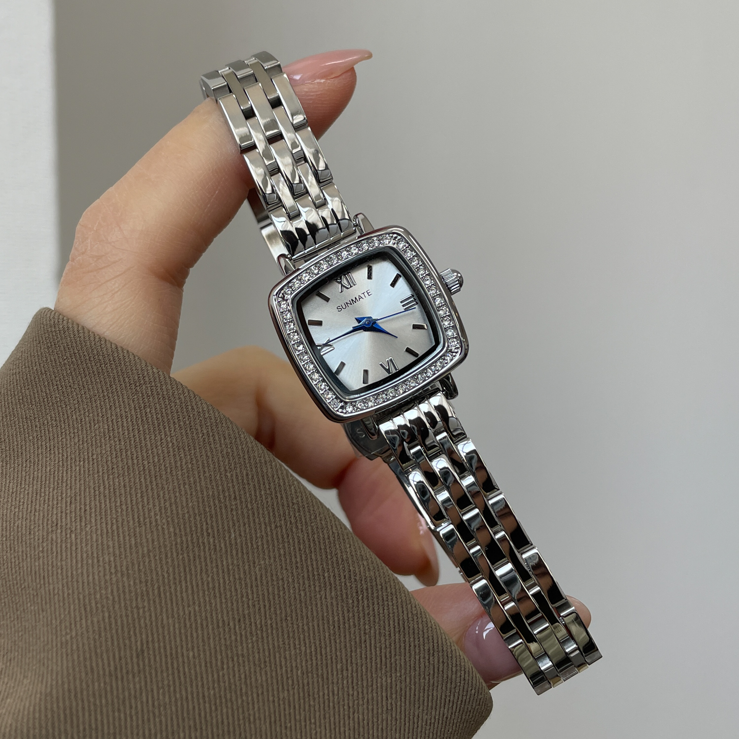 轻奢小众小猎豹气质手表女品牌职场艺术女士女款2025新款高颜值表