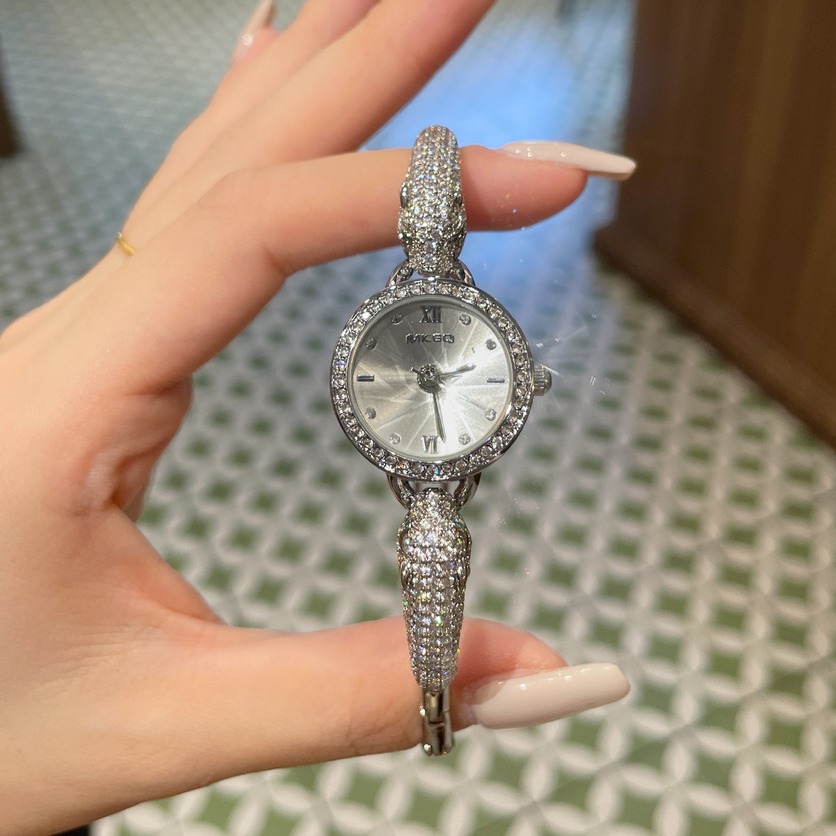 手镯式手表女满钻轻奢小众艺术女士高端名牌正品2024新款女式女表