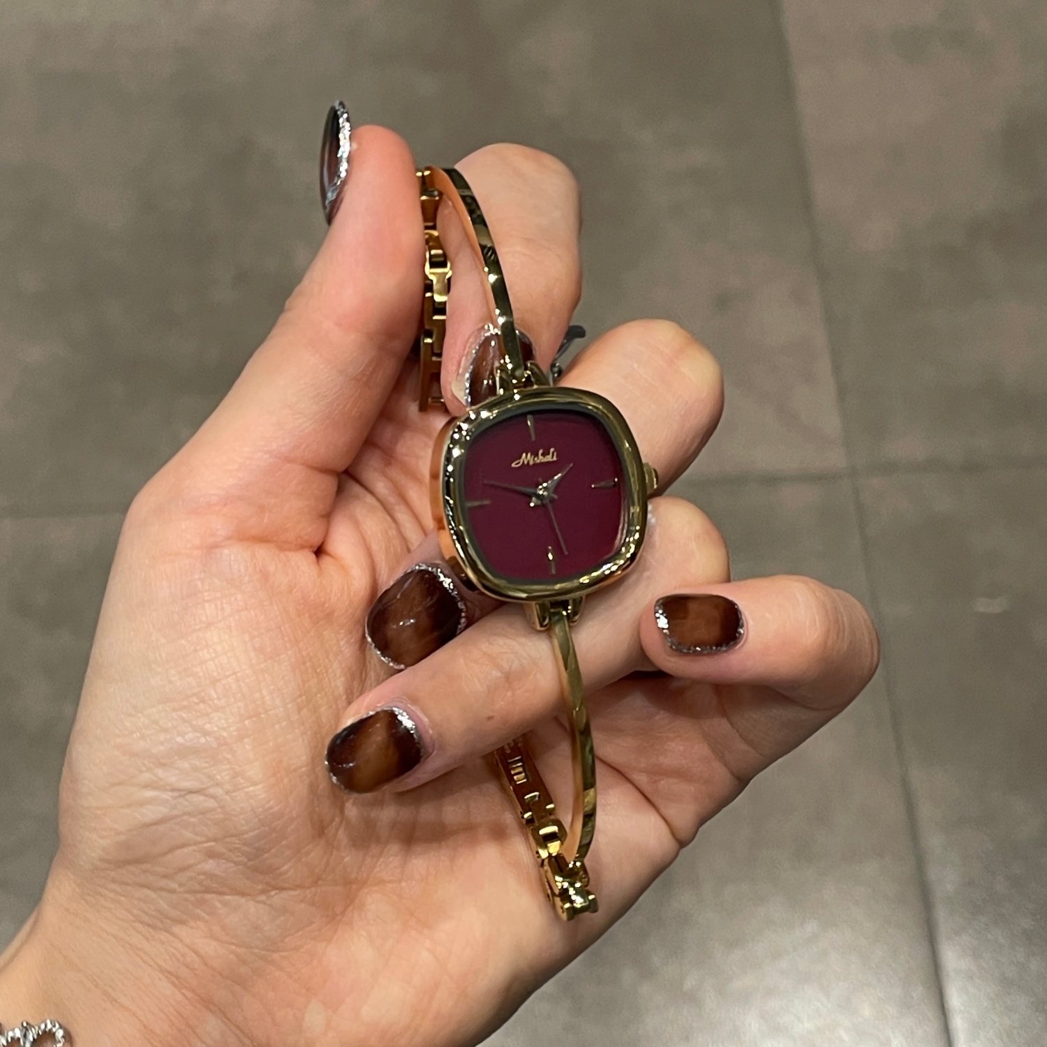 酒红太后手链式手表女小巧精致高颜值气质腕表2025新款品牌艺术表