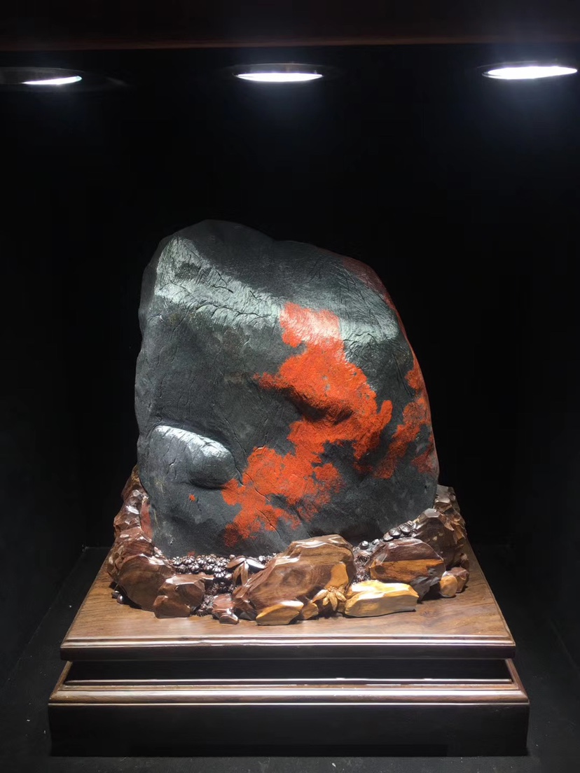 马踏飞燕桂林鸡血玉摆件65×43×30厘米黑底红天然原石高货