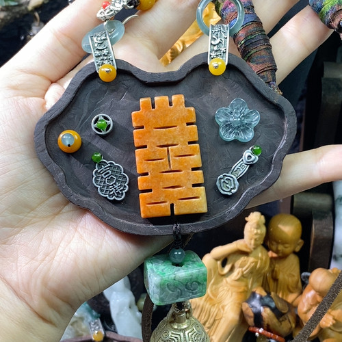 翡翠红囍木镶锁牌一套