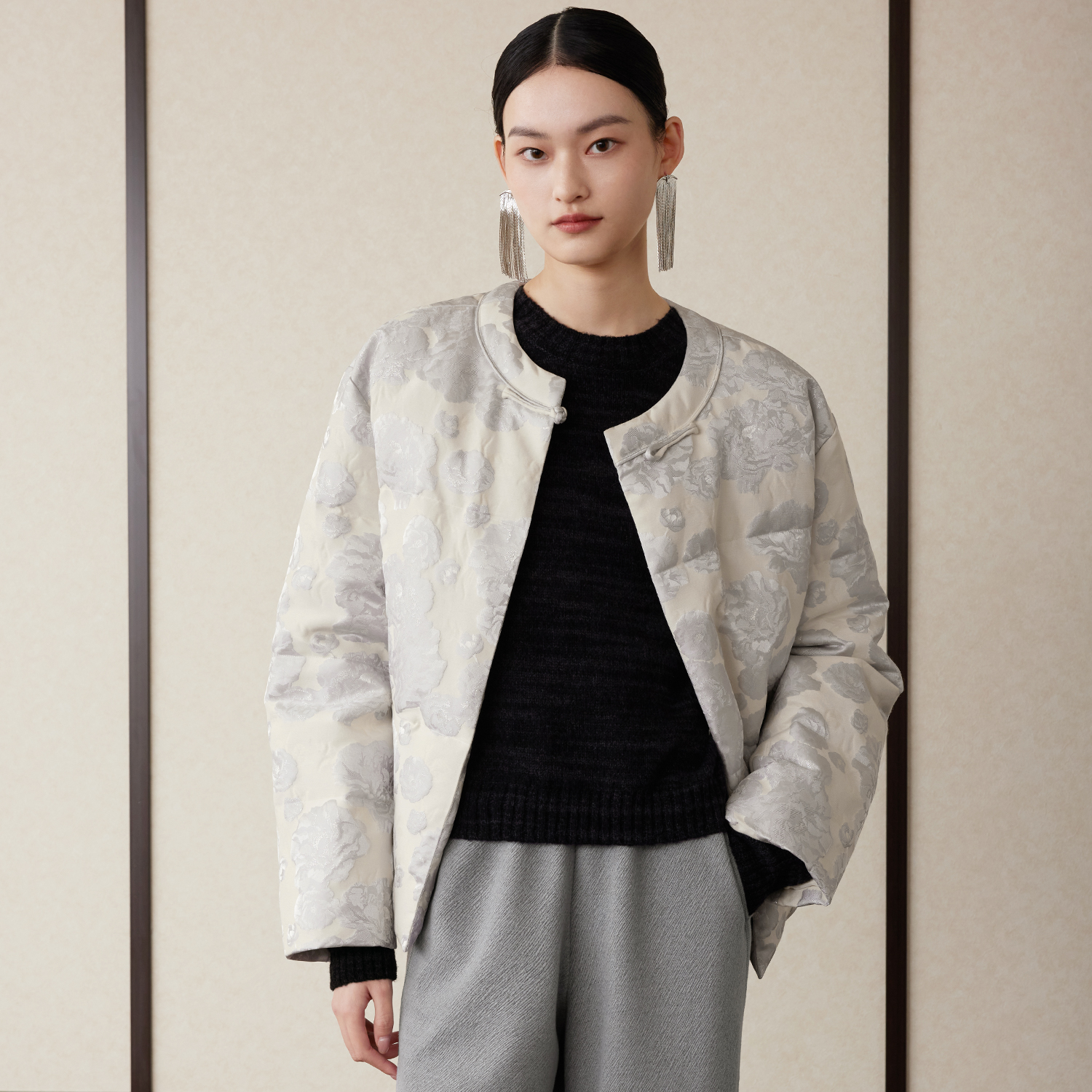 新中式浮雕提花白鹅绒羽绒服