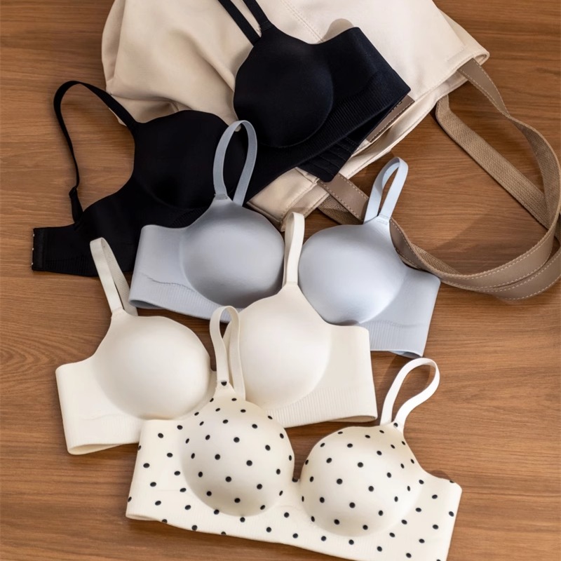 小胸聚拢性感无痕文胸