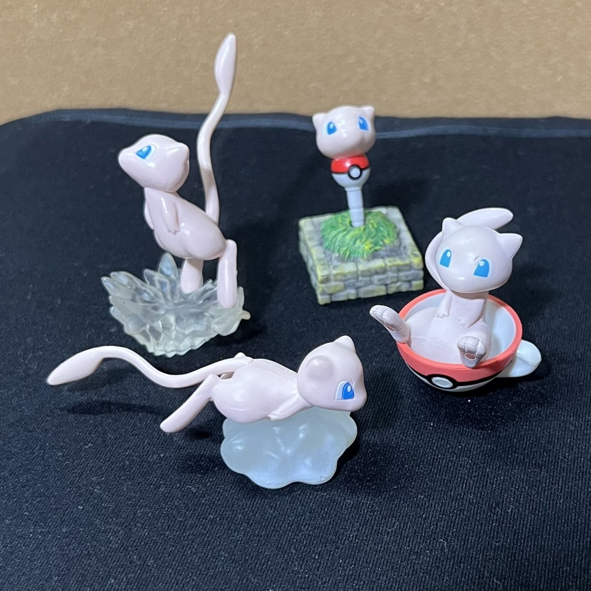 神奇宝贝宠物小精灵口袋怪兽公仔梦幻送球碗手机防尘塞送底座