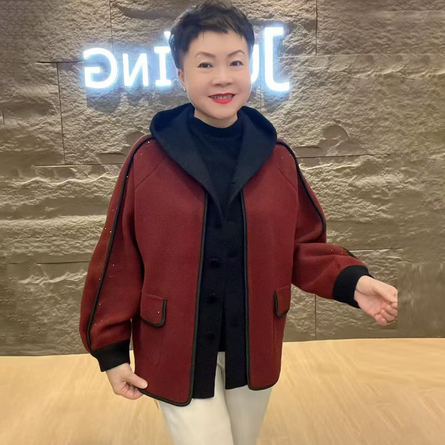 高品质!重工烫钻妈妈连帽外套