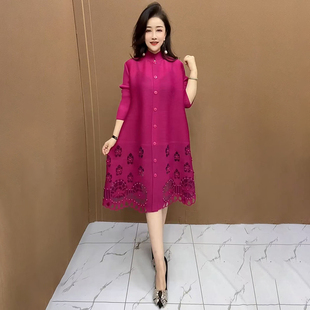 三宅风褶皱连衣裙女2025春装新款时尚气质妈妈宽松显瘦减龄长裙子