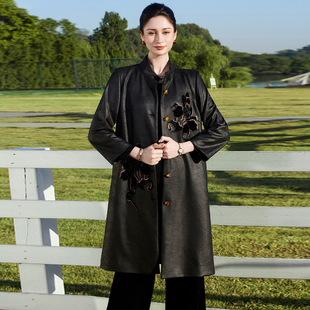 高档鹿皮绒绣花外套中老年妈妈宽松大码遮肉显瘦中长款印花风衣女