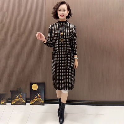 中老年针织连衣裙2025秋冬新款宽松大码遮肚半高领过膝格子打底裙
